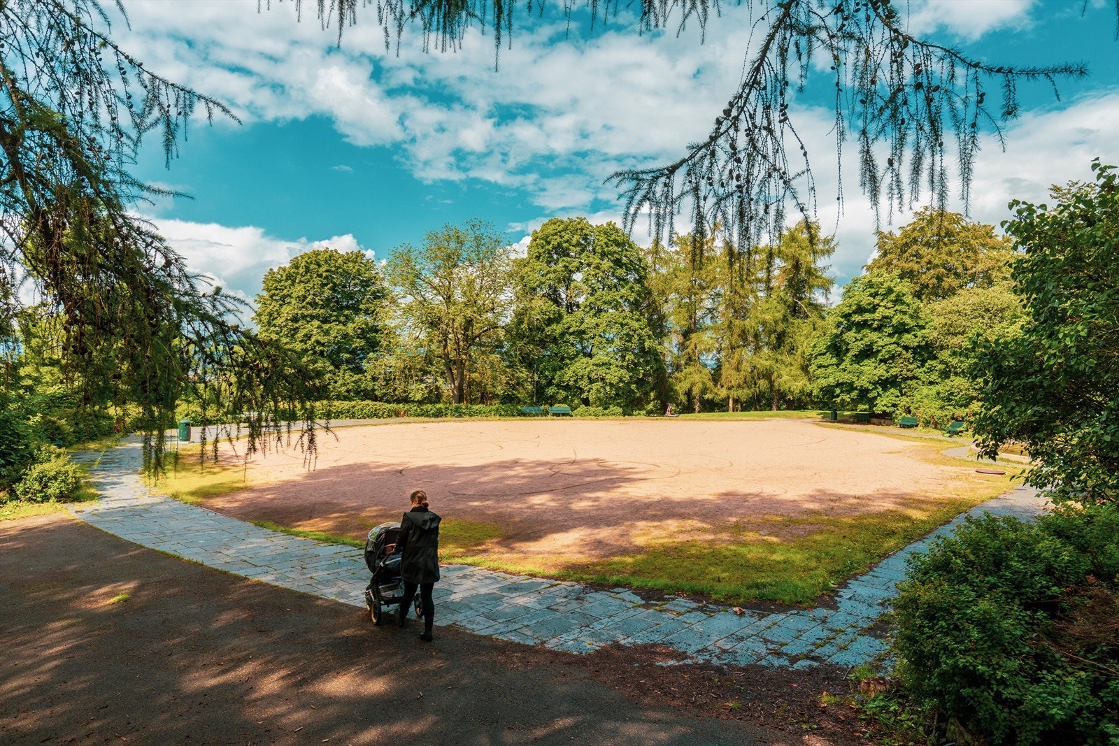 Ellers er det kort vei til Ekebergparken, Middelalderparken, Botanisk hage, Tøyenparken (Miniøya & Øyafestivalen), Ola Narr, Sofienbergparken, Birkelunden og Kampen park. Galleribilde