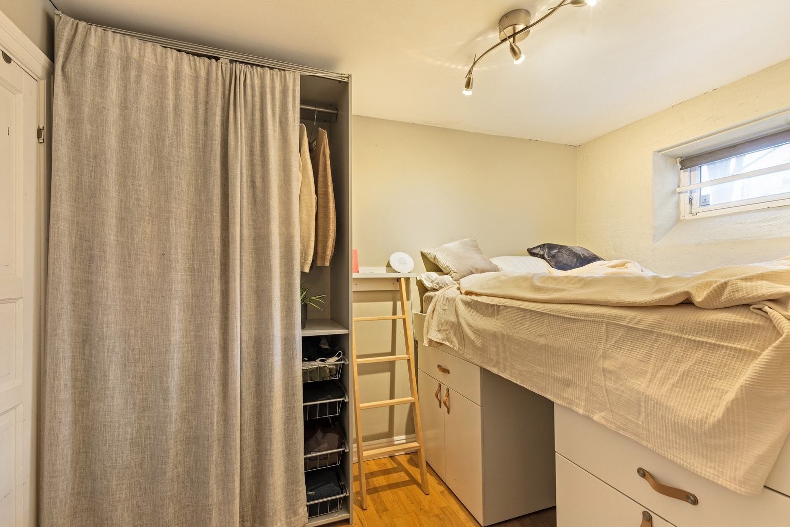 Lunt og romslig soverom med plass for seng og tilhørende nattbord. Galleribilde