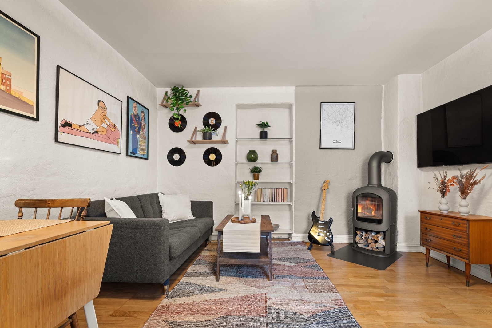 Innbydende stue i åpen løsning med kjøkken. Galleribilde