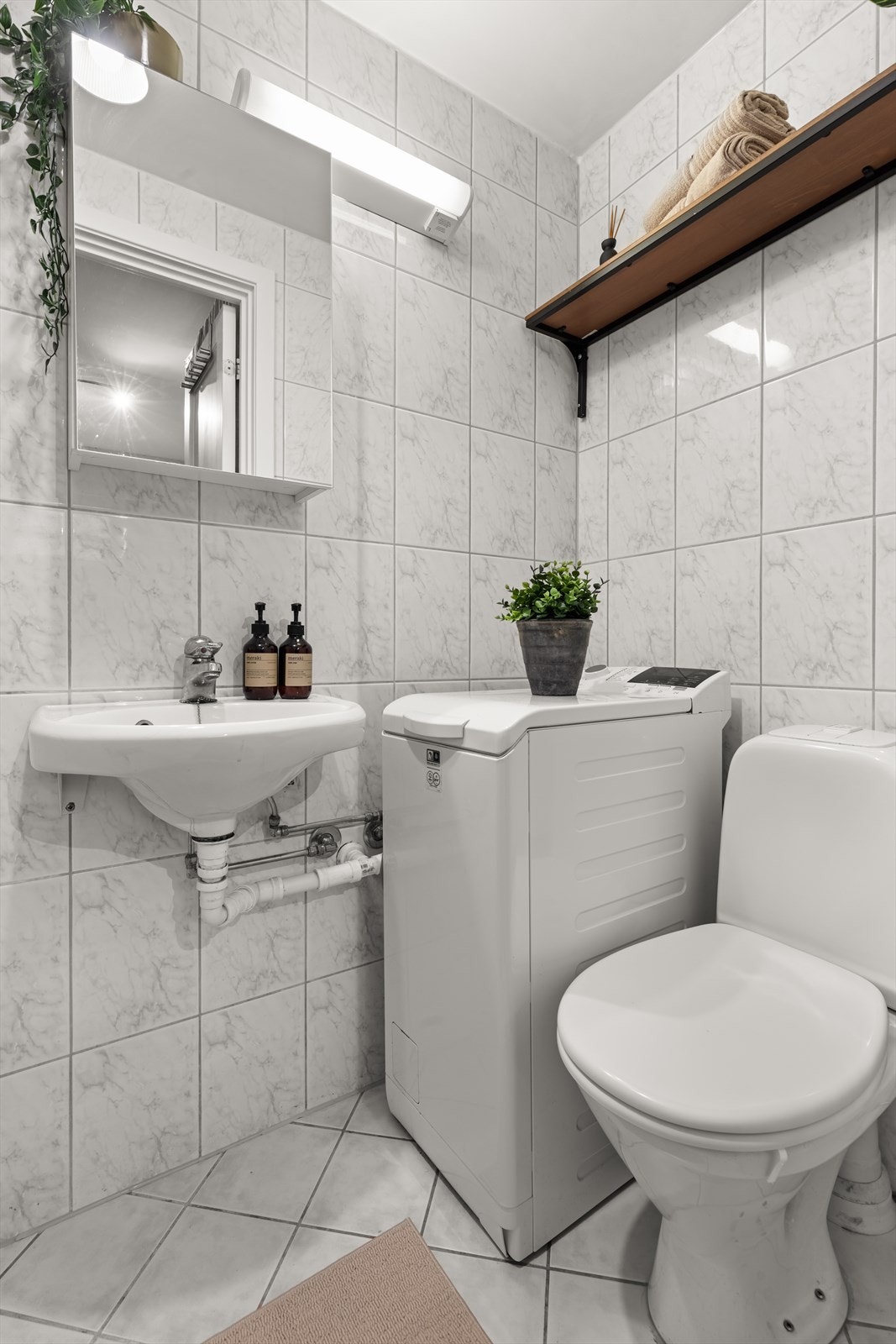 Innredningen består av servant og speilskap med overlys og stikkontakt på vegg over servant. Vaskemaskin medfølger. Galleribilde