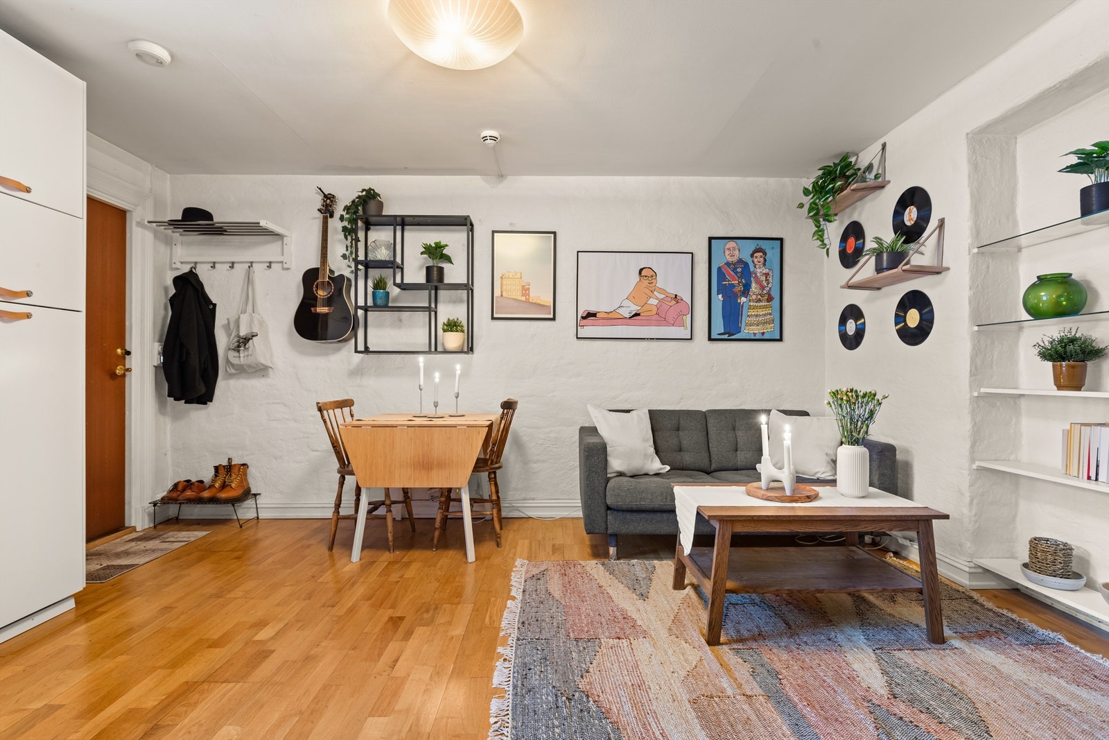 Stuens gode utforming gjør det mulig å møblere både med sofagruppe og spisebord. Galleribilde