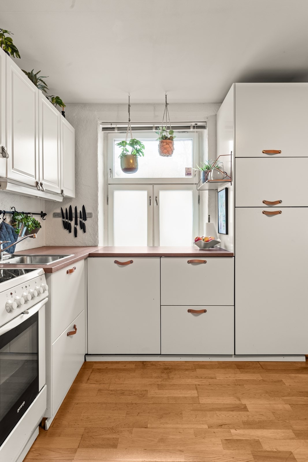 Hvitevarene består av komfyr med platetopp, integrert kjøleskap med frysedel og oppvaskmaskin i underskap. Hvitevarene medfølger. Galleribilde