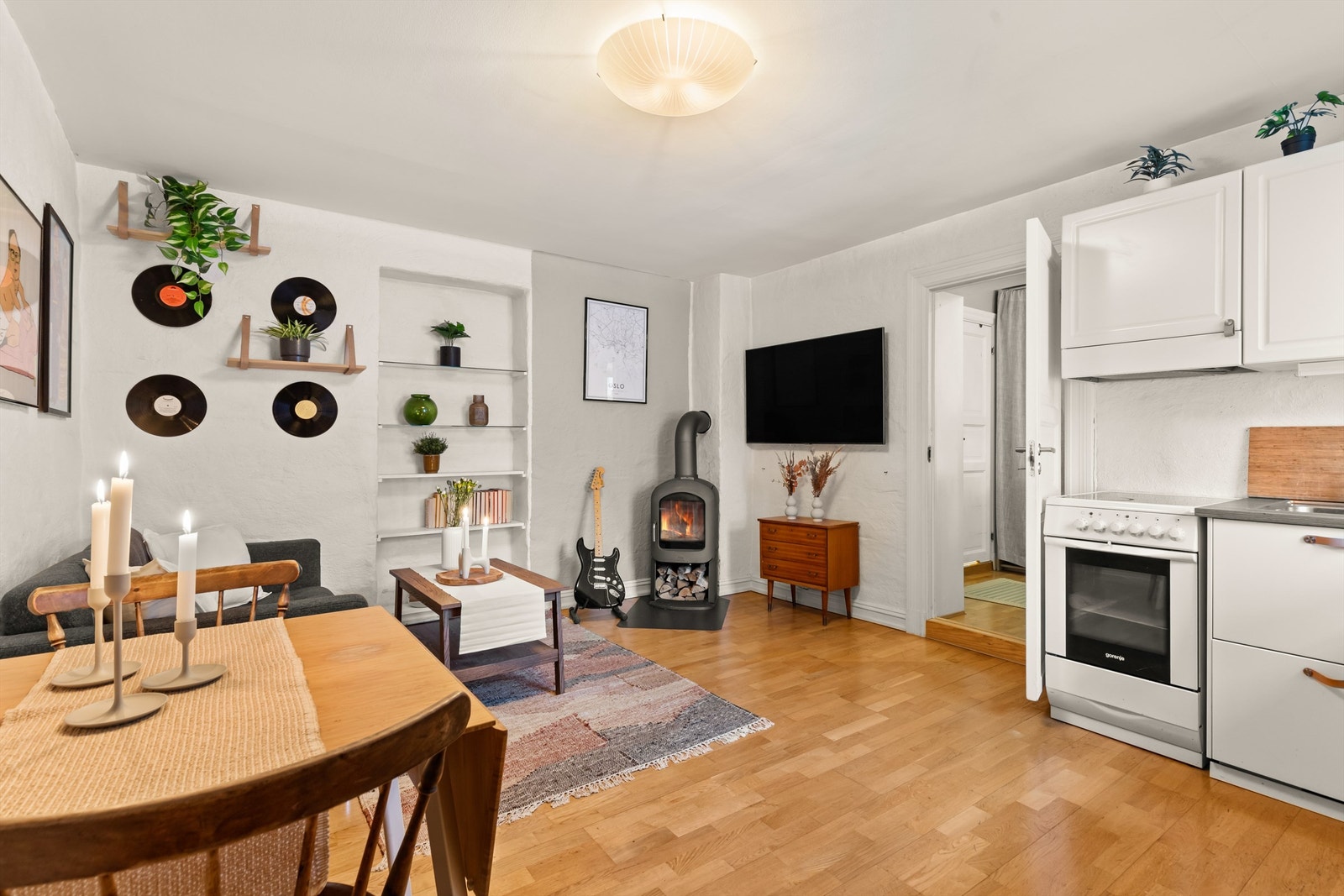 Leiligheten består av stue og kjøkken i åpen løsning, soverom og bad. Galleribilde