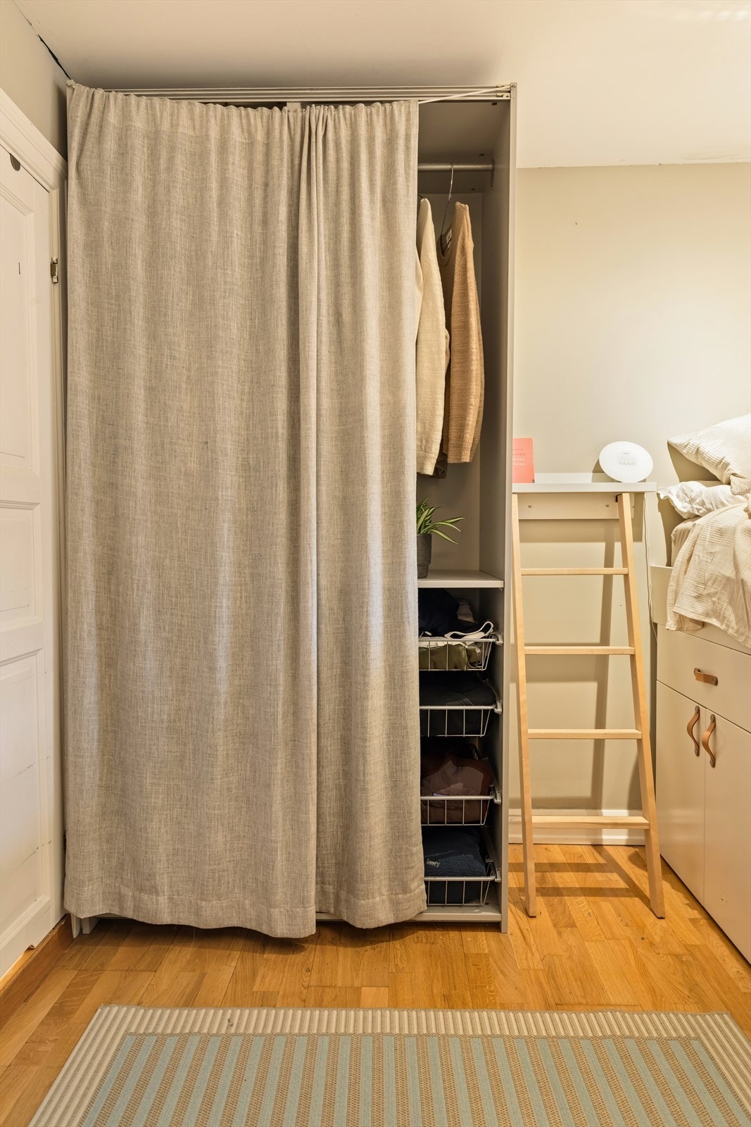 Videre har man også god lagring i medfølgende garderobeskap. Galleribilde