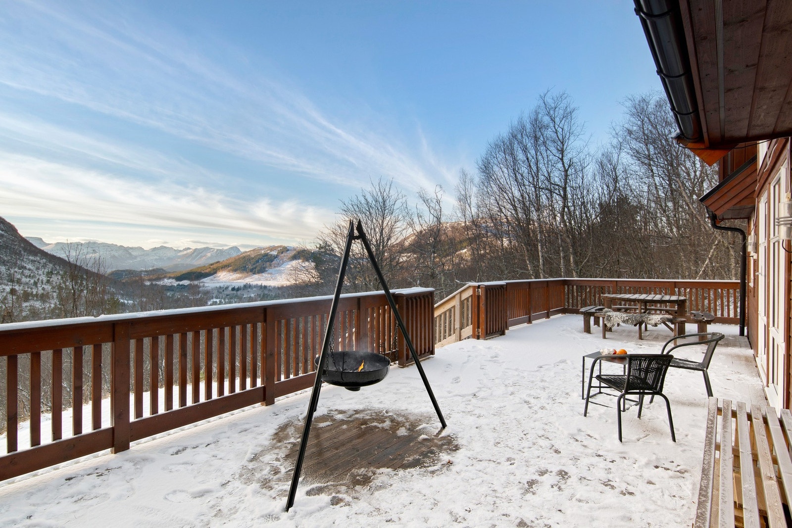 Terrassen mot vest er på hele 45 kvm og er uten innsyn. Her nyter man livet. Galleribilde