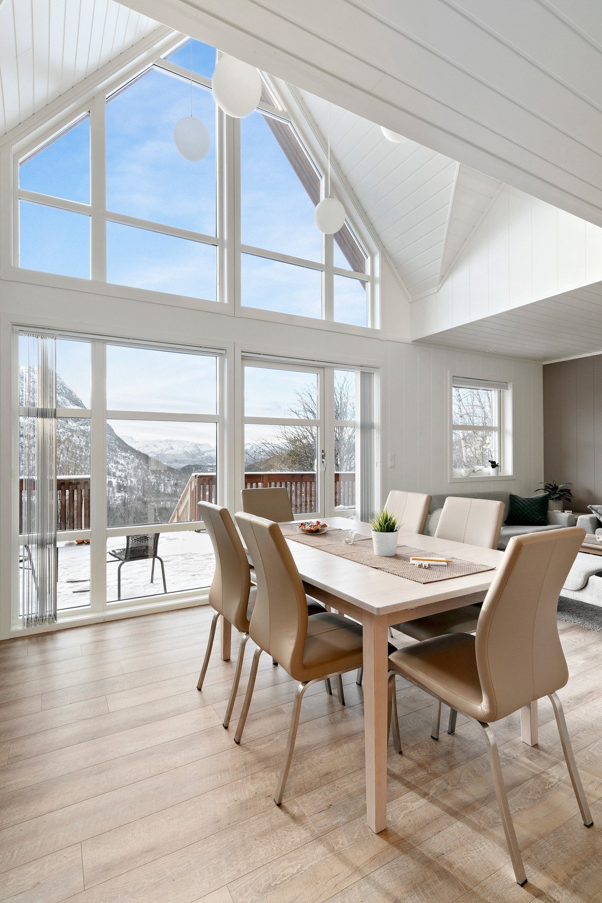 Her inntar du frokost før fjellturen og middagen etter fjellturen. Rett foran de flotte vinduene. Galleribilde