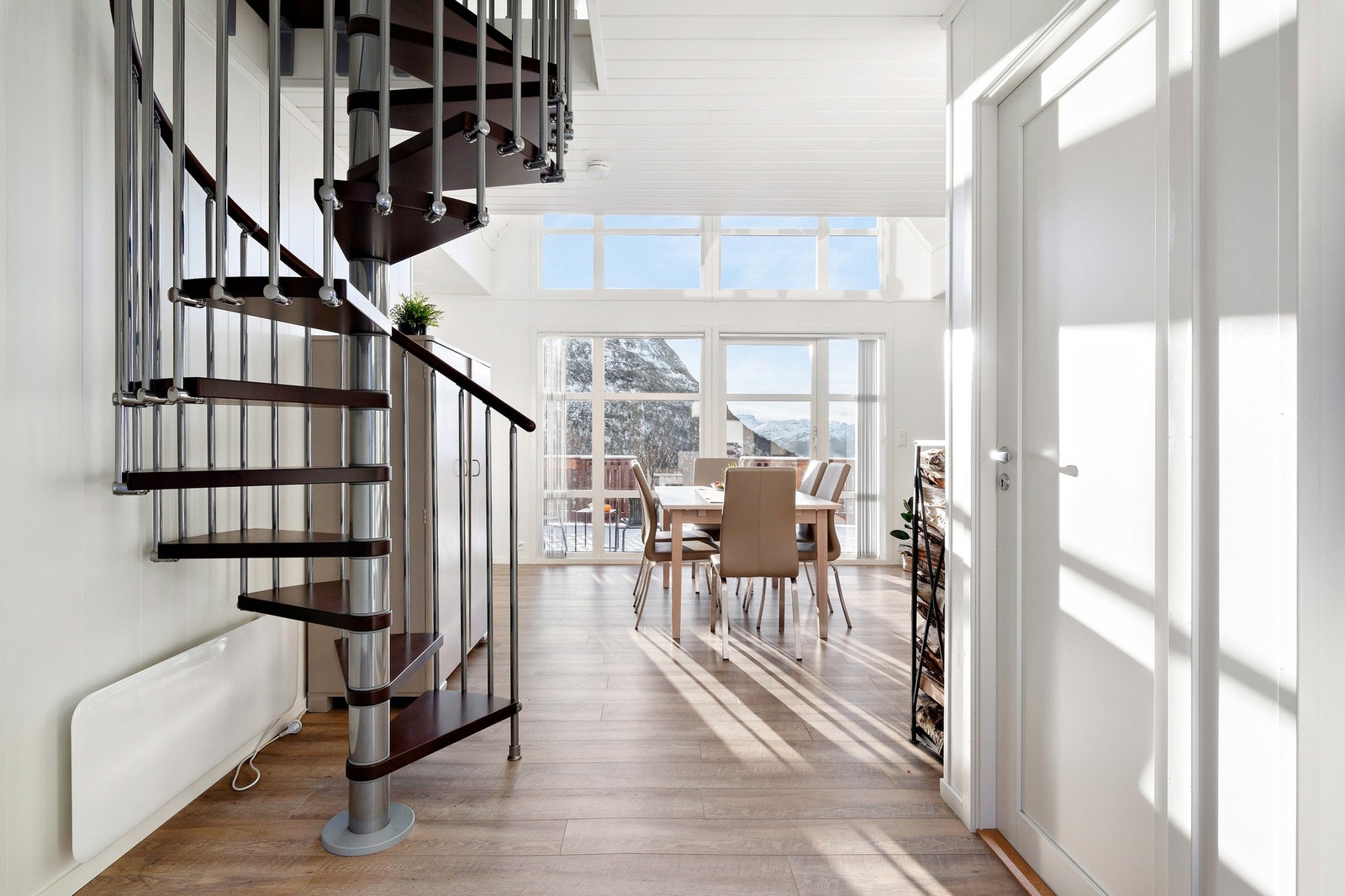 Mellom etasjene er det vindeltrapp med stålsøyle, dør inn til høyre er til soverom. De to andre soverommene ligger i 2. etasje Galleribilde