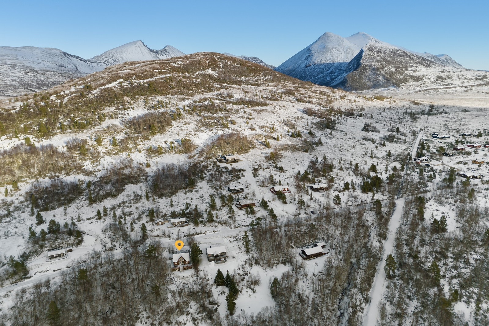 Hytta ligger like ved bilvegen i idylliske omgivelser Galleribilde
