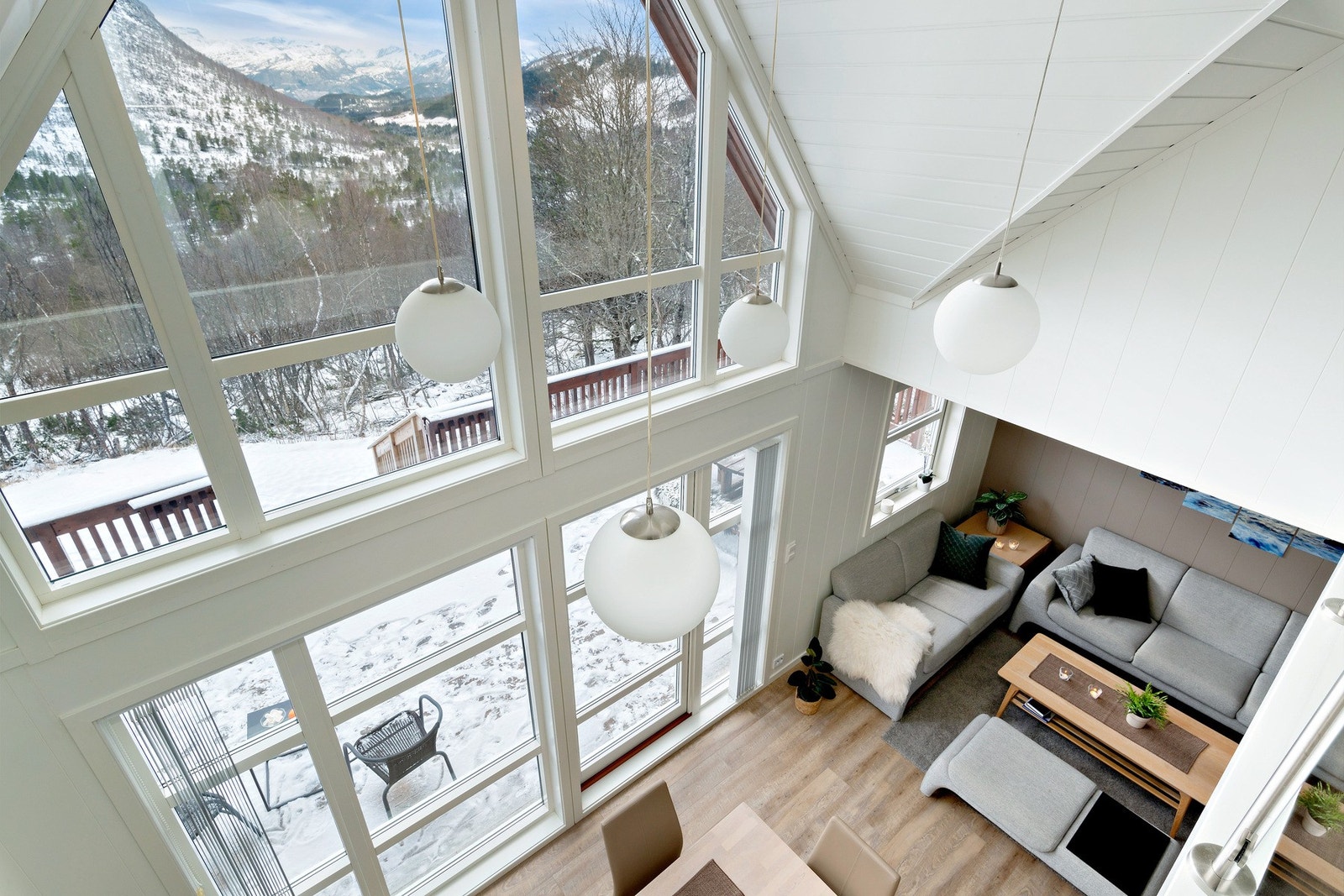 Fra loftstuen har du utsikt både mot terrenget og ned til stuen. Galleribilde