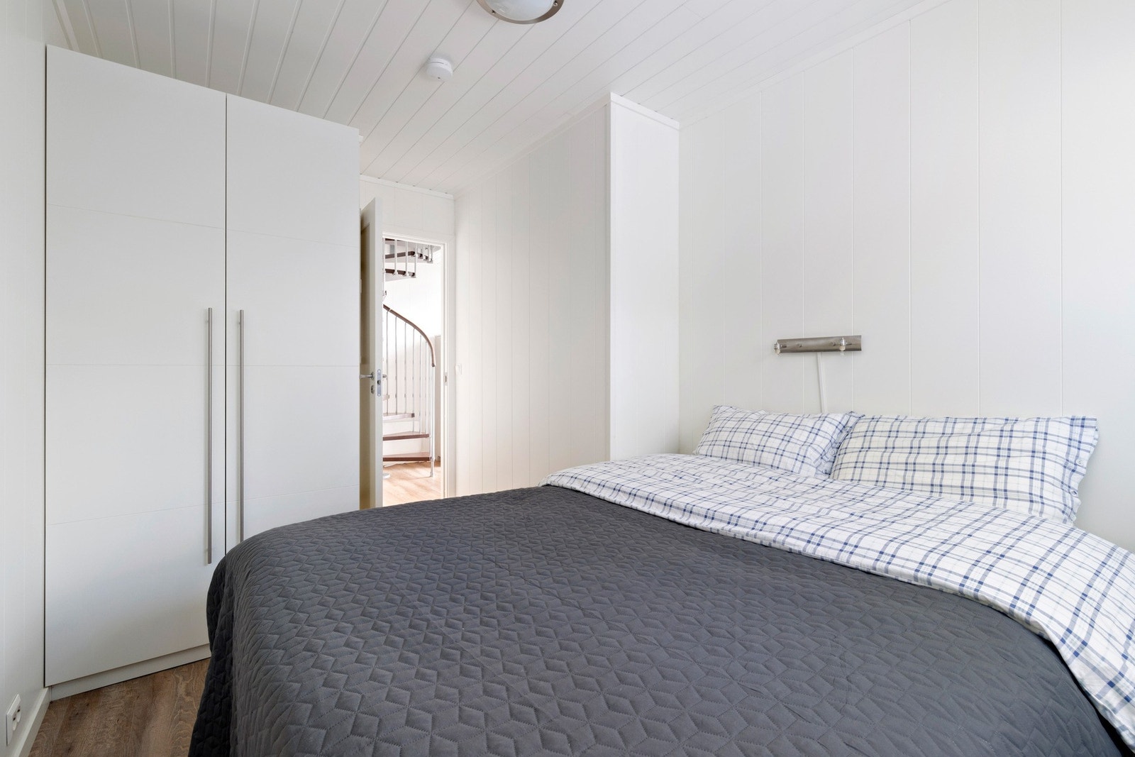 Hytta har totalt 3 soverom, dette er i hovedetasjen og som vist på bildet, med plass til garderobeskap. Godt natt. Galleribilde