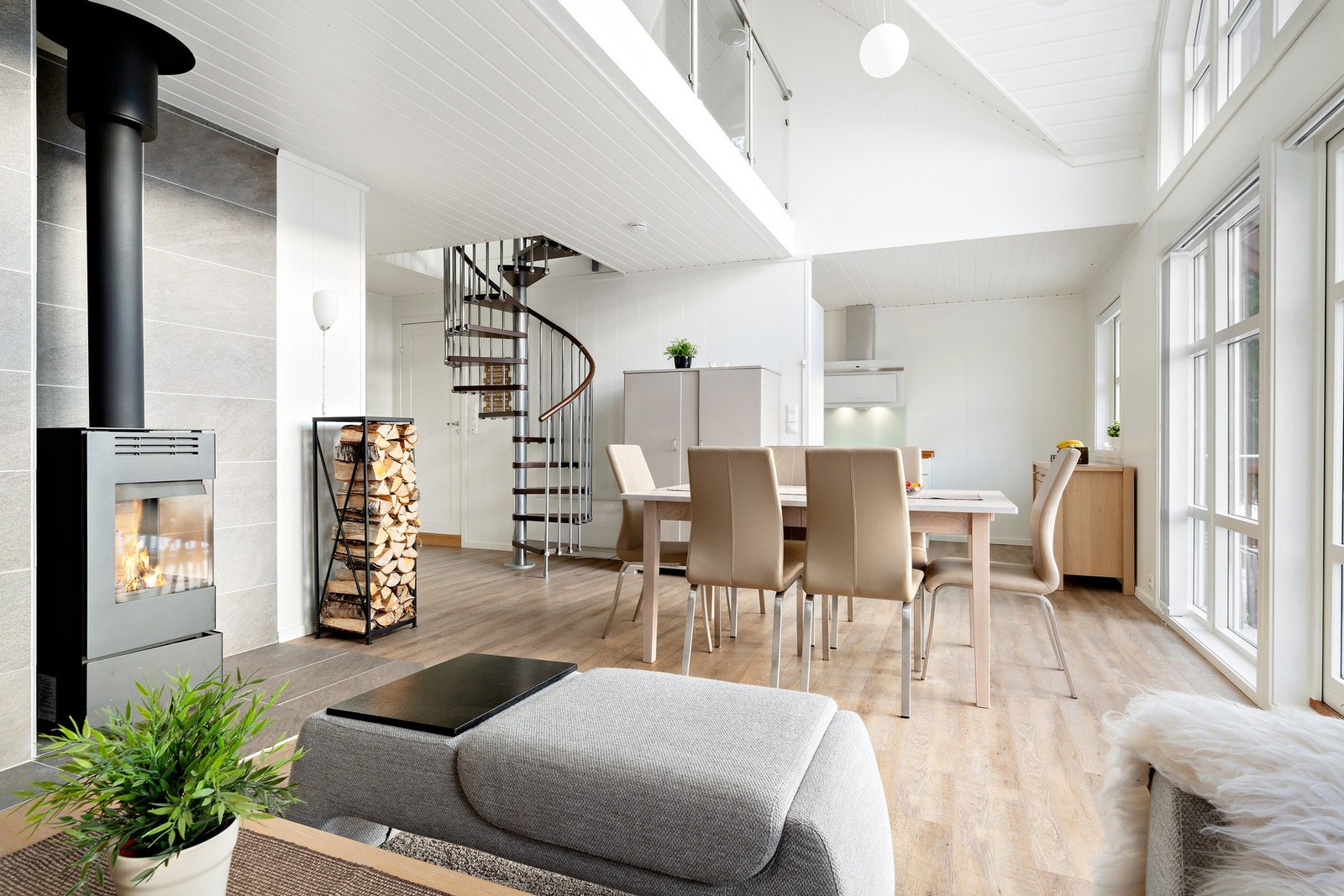 En lun peis fra Aduro varmer godt, pene enstavs laminatgulv, og flislagt gulv ved ildsted. Galleribilde