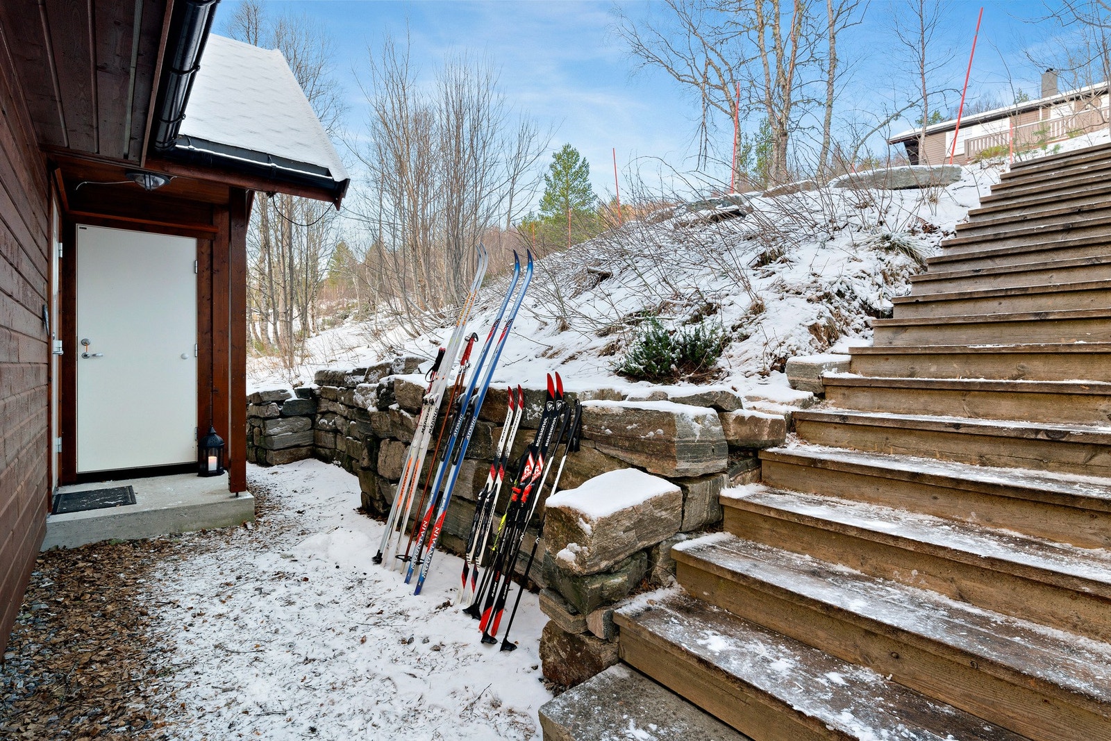 Trapp til hytta og overbygd inngangsparti - legg også merke til den flotte støttemuren. Galleribilde