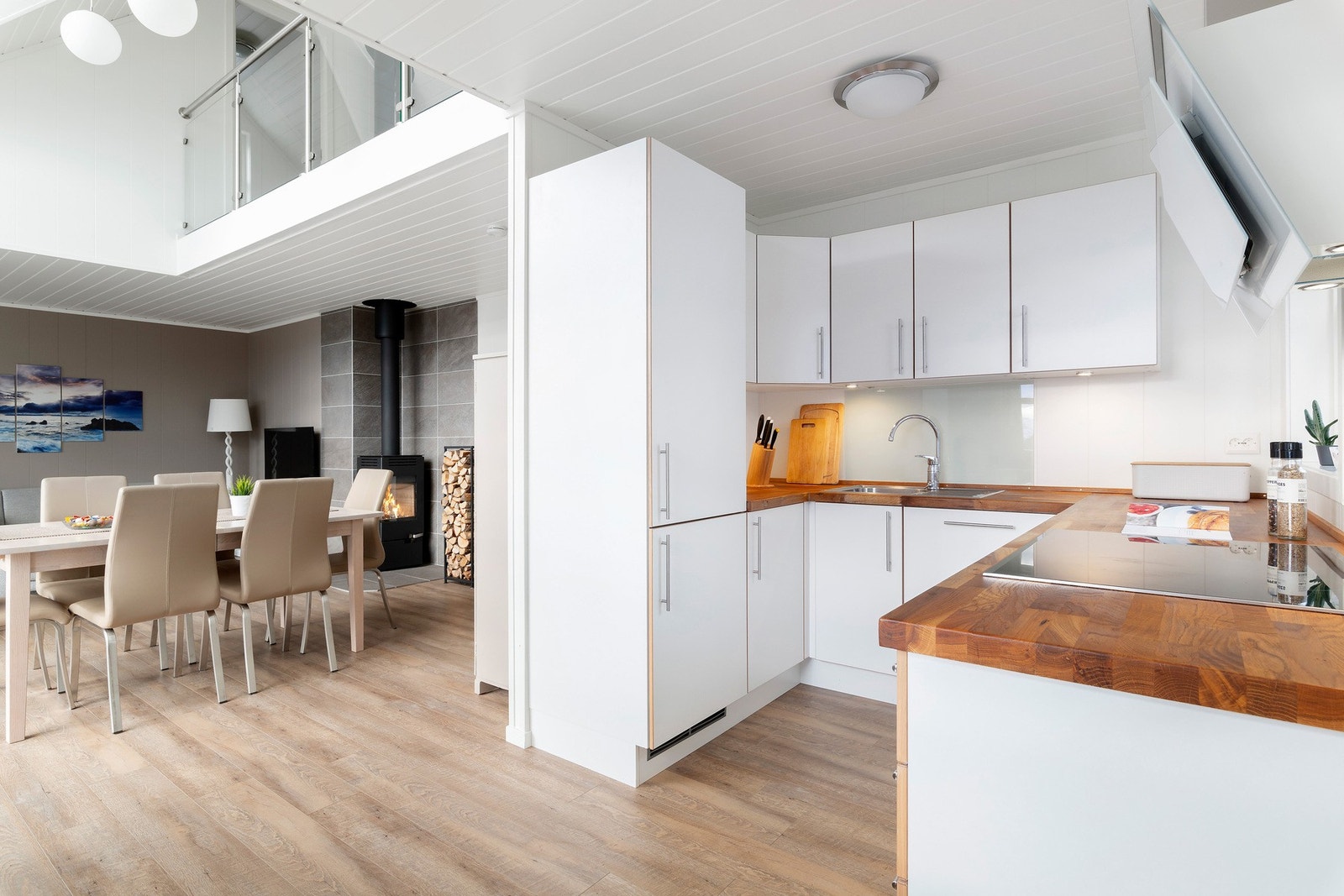 Kjøkkenet har lyse og glatte fronter, med eikefargede sidelister og ikke minst benkeplate i heltre eik. Galleribilde