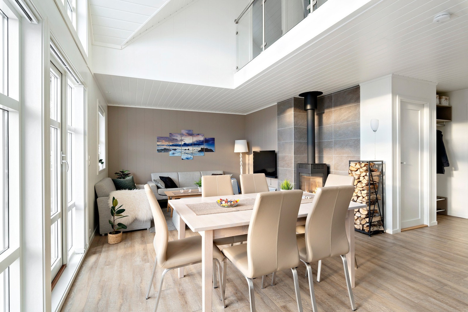 Fondvegg i stue er malt i behagelige Muskatnøtt fra Jotun. Legg for øvrig merke til lysinnslippet. Galleribilde