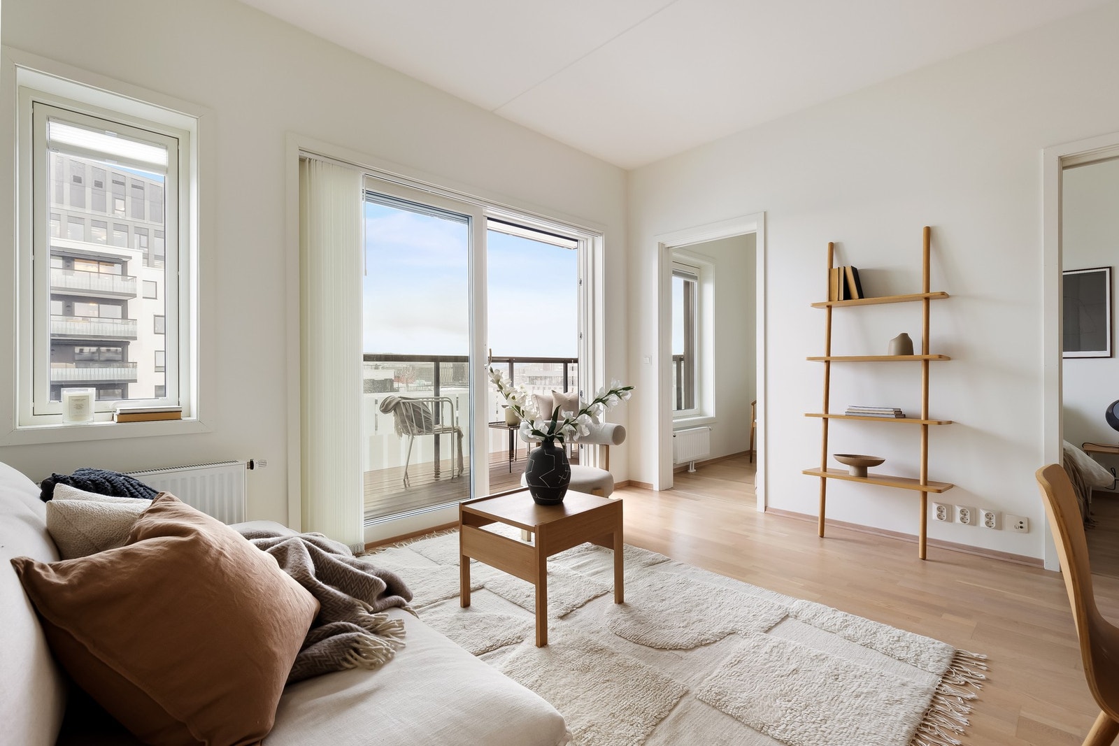Kristine Hauan Berg og Cecilia Johansen ved EIE Løren ønsker velkommen til Lørenveien 63B! Galleribilde