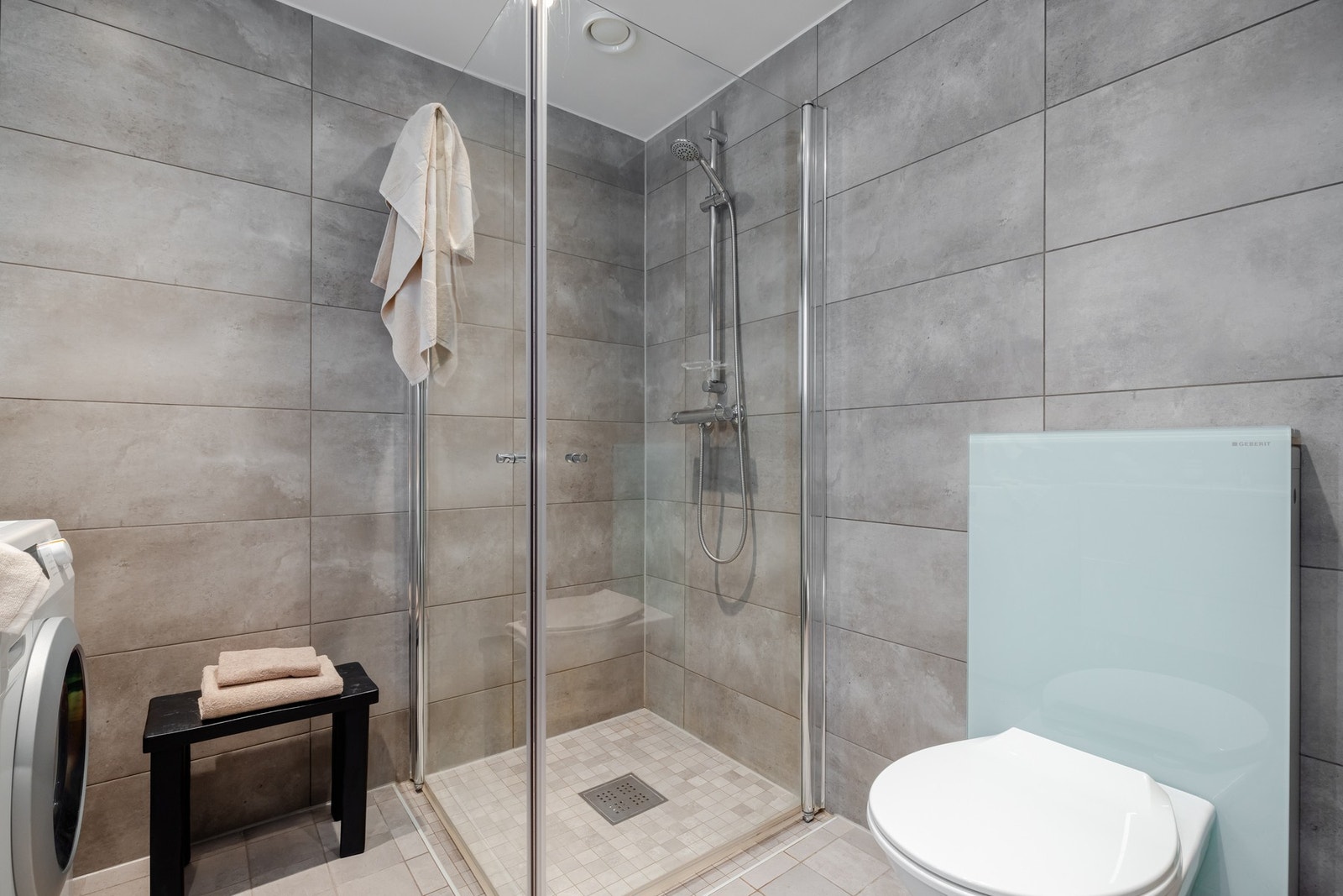 Det er opplegg for vaskemaskin på badet. Galleribilde