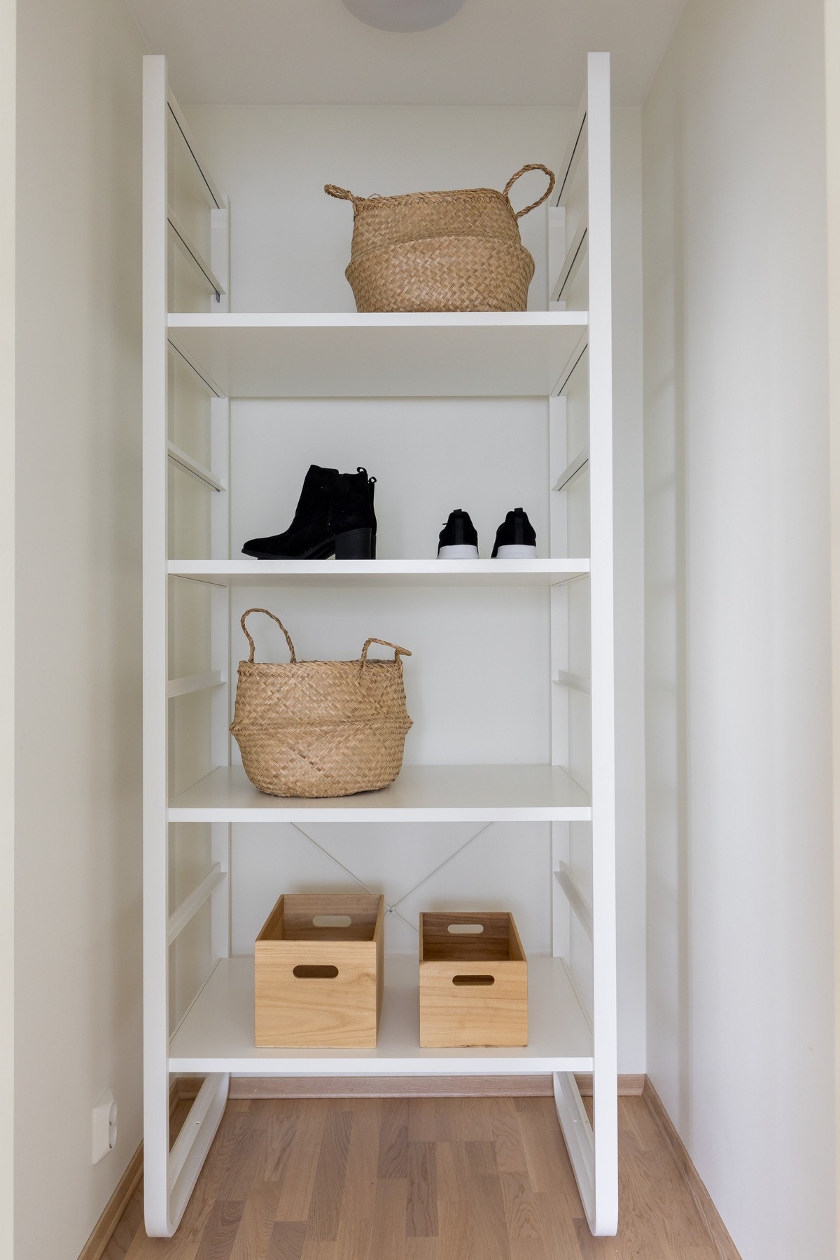 I tilknytning soverommet er det en praktisk bod som også kan benyttes som walk-in-garderobe. Galleribilde