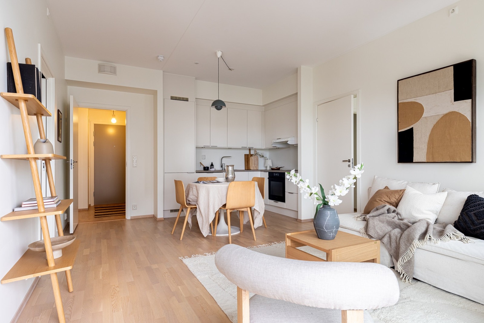 Stuen og kjøkkenet ligger i åpen løsning. Dette gir et hyggelig og sosialt allrom! Galleribilde