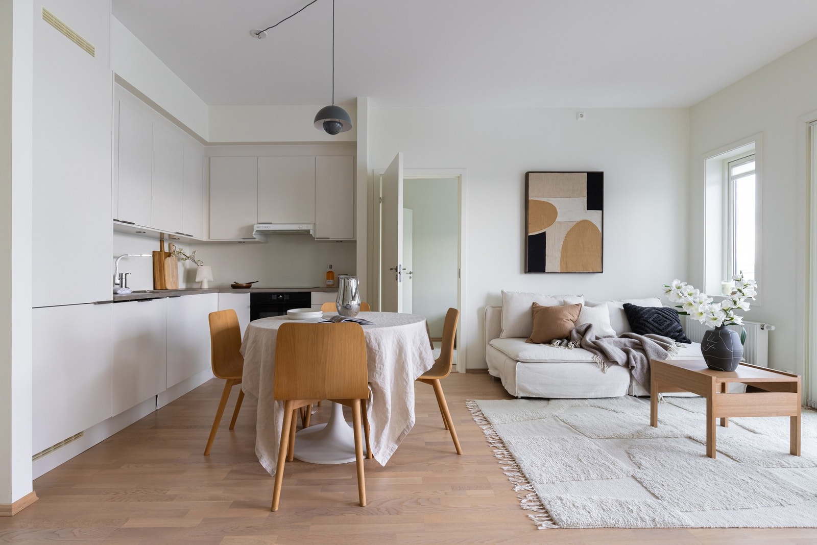 Lekkert kjøkken fra byggeår som er fra Norema, med glatte fronter og laminat benkeplate. Galleribilde