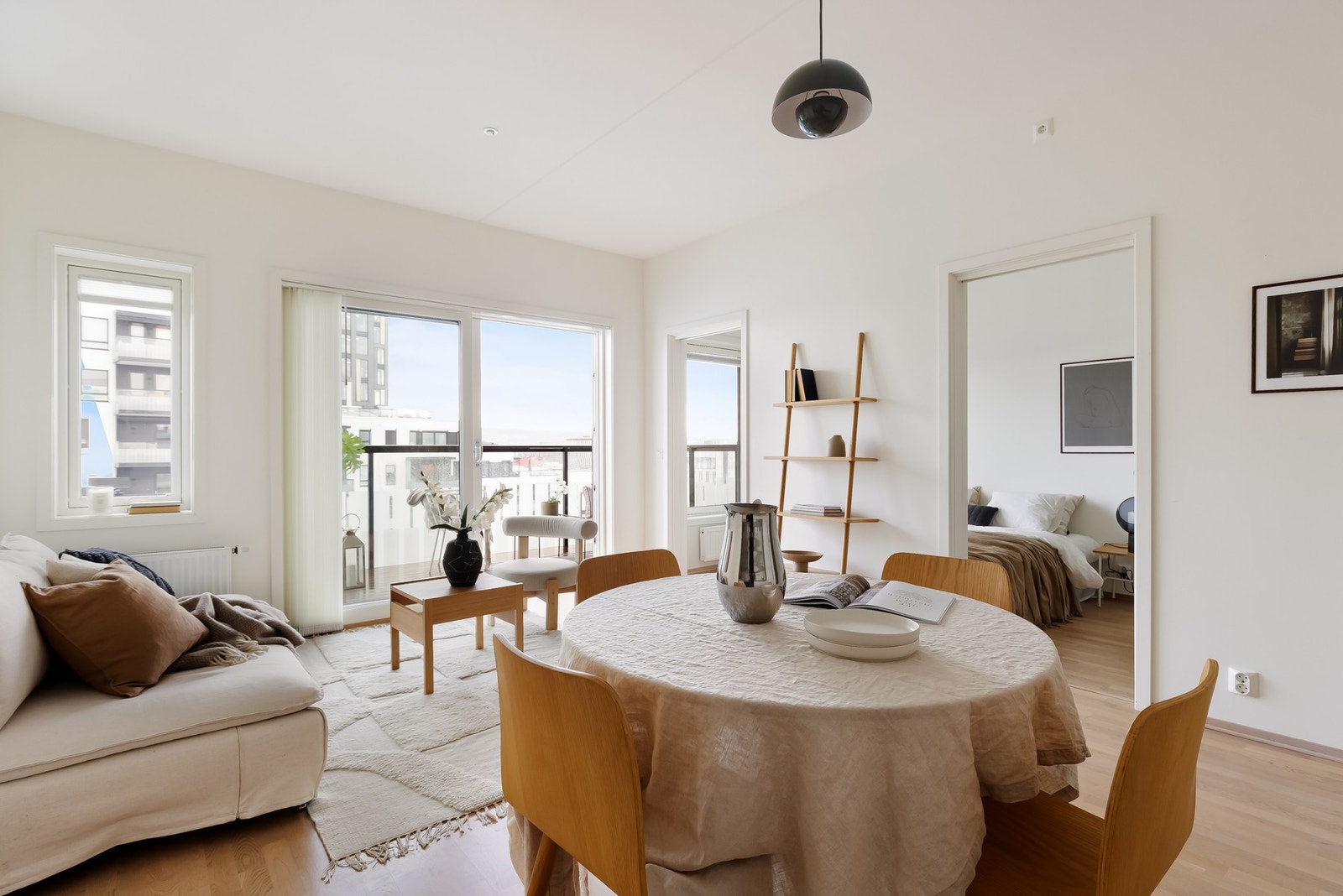 Det er i tillegg god plass til spisebord hvor du kan invitere venner og familie til hyggelige lag. Galleribilde