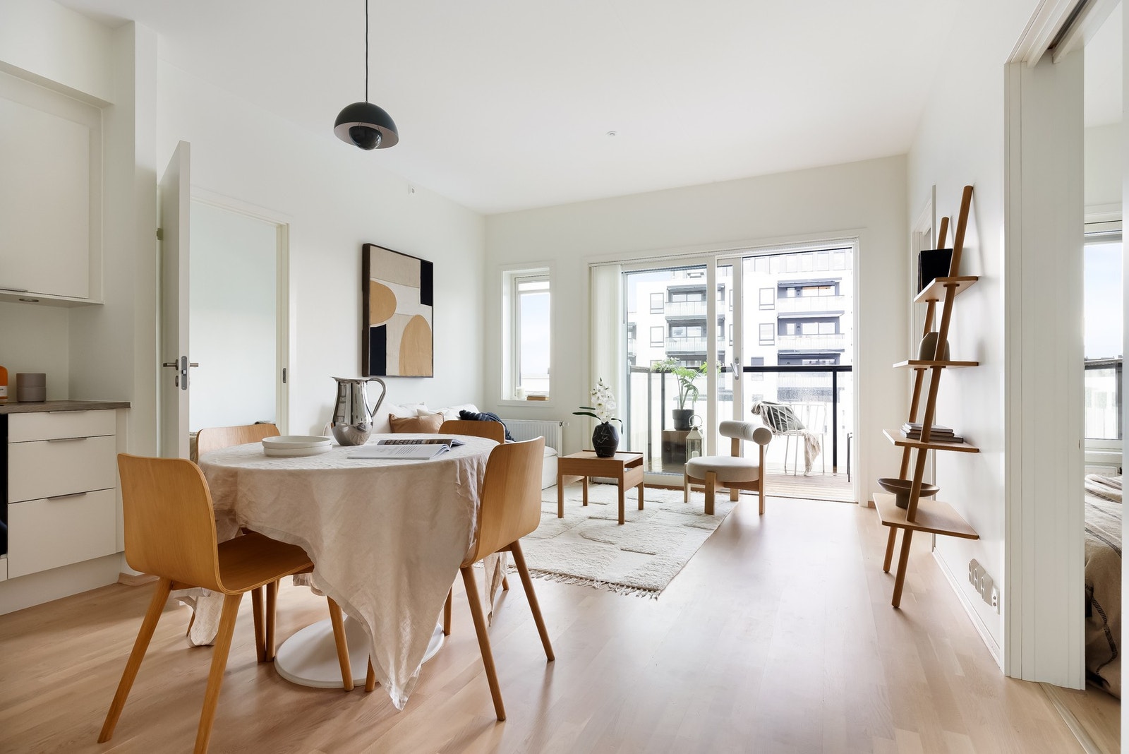 Stuen har gode innredningsmuligheter hvor det er god plass til sofagruppe med tilhørende møblement. Galleribilde