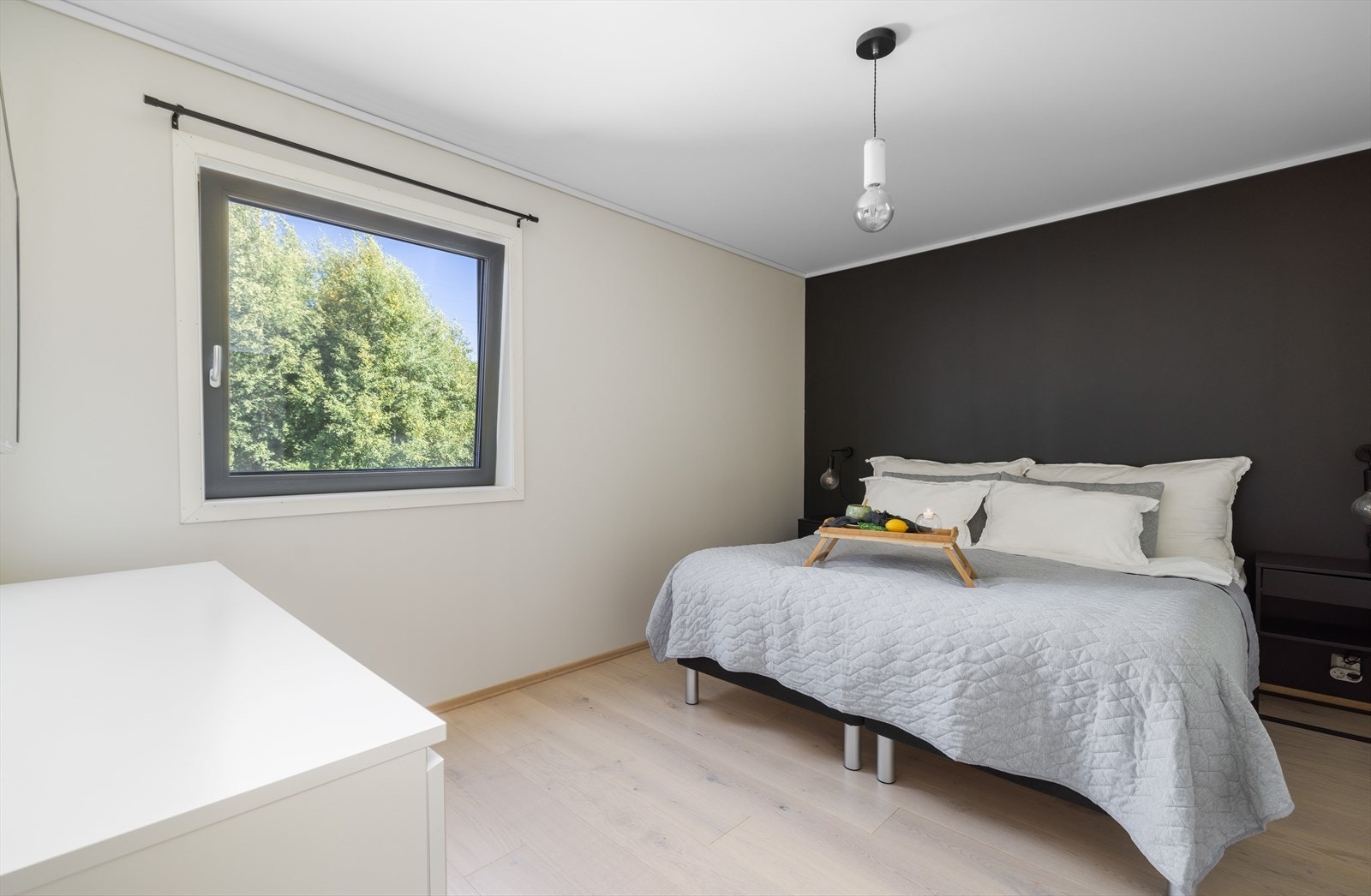 Leiligheten har tre gode soverom. Hovedsoverommet er av god størrelse, med østvendt vindusflate og adkomst fra boligens entré/gang. Galleribilde