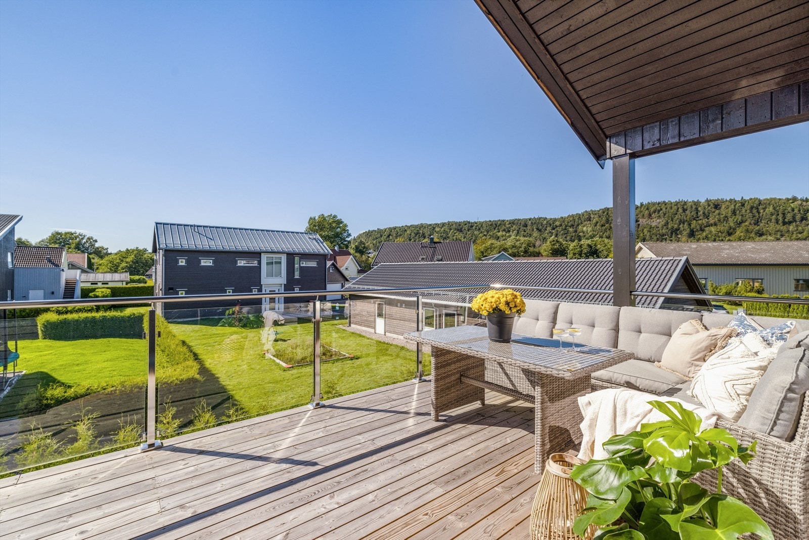 Lekker 4-roms i 2.etg av halvpart horisontaldelt tomannsbolig fra 2020. Fremstår som ny. Vestvendt. Galleribilde