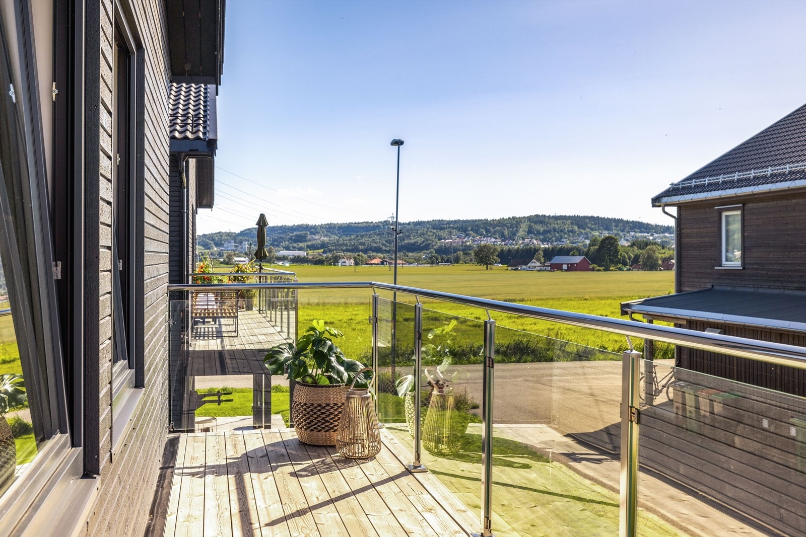 Borettslaget har gått til innkjøp av robotgressklippere og installert elbil-ladere. Galleribilde