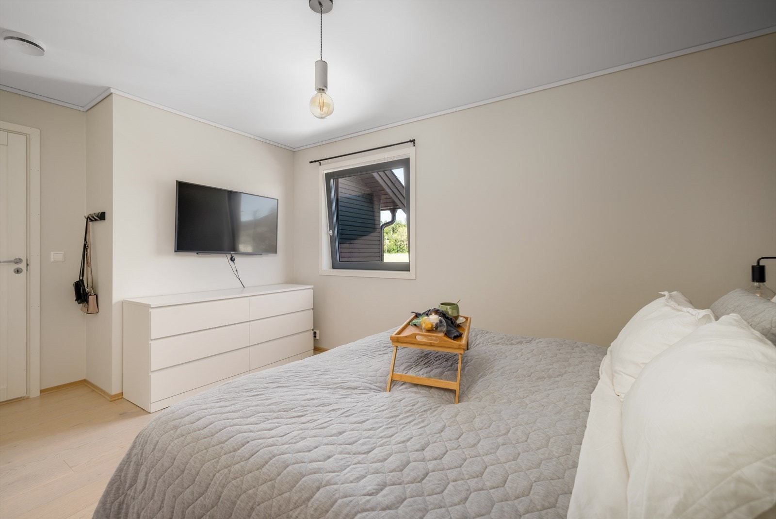 God plass til dobbeltseng og oppbevaringsmøblement. Tilliggende hovedsoverommet er det etablert praktisk omkledningsrom med videre adkomst til bad. Galleribilde