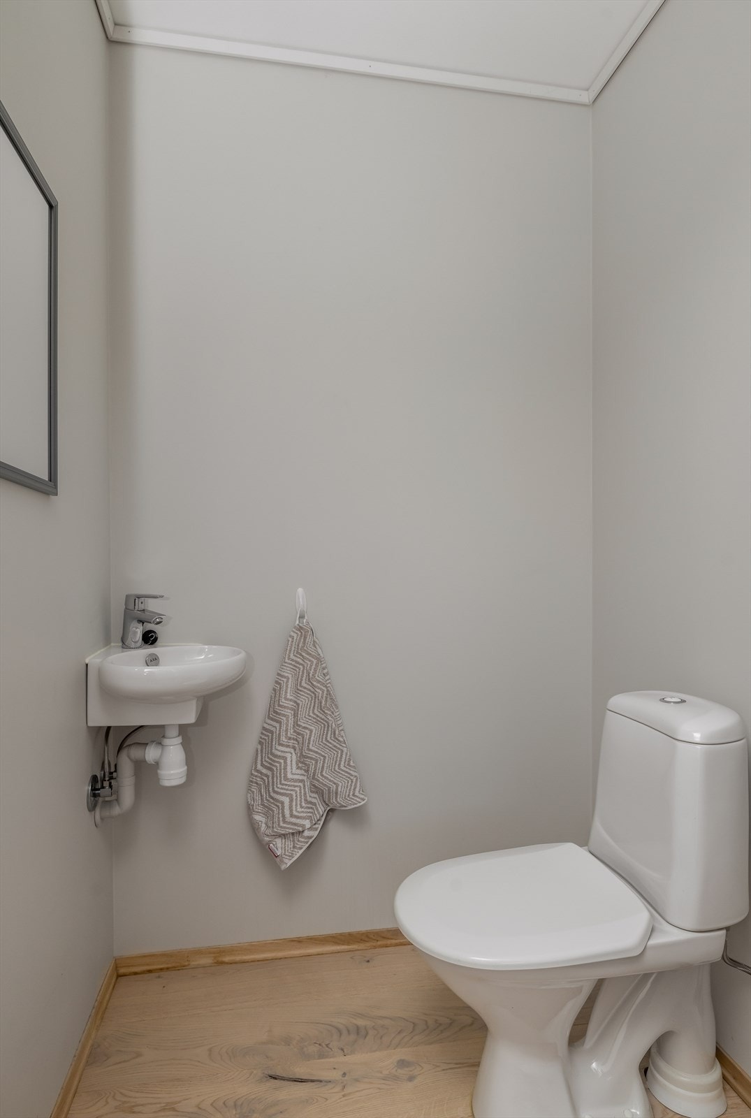 Praktisk med separat toalettrom tilliggende gang/entré. Galleribilde