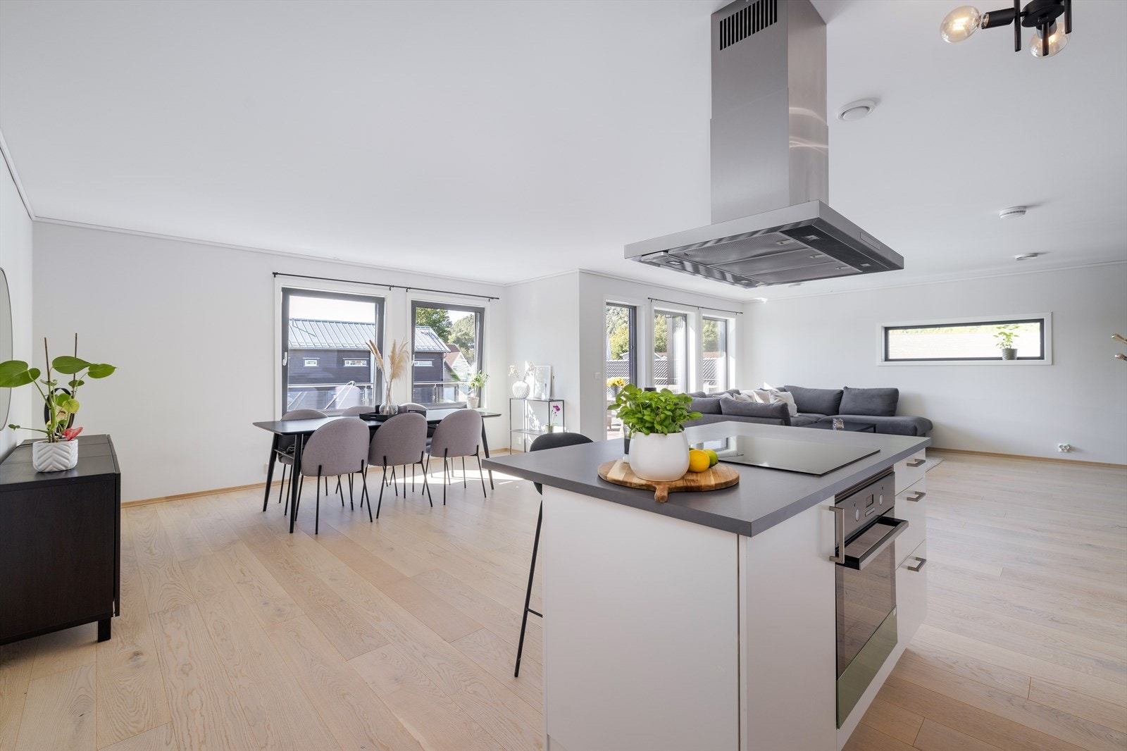 Kjøkkenet ligger i åpen løsning med stuen og har tidløs kjøkkeninnredning type Sigdal, med integrerte hvitevarer. Galleribilde