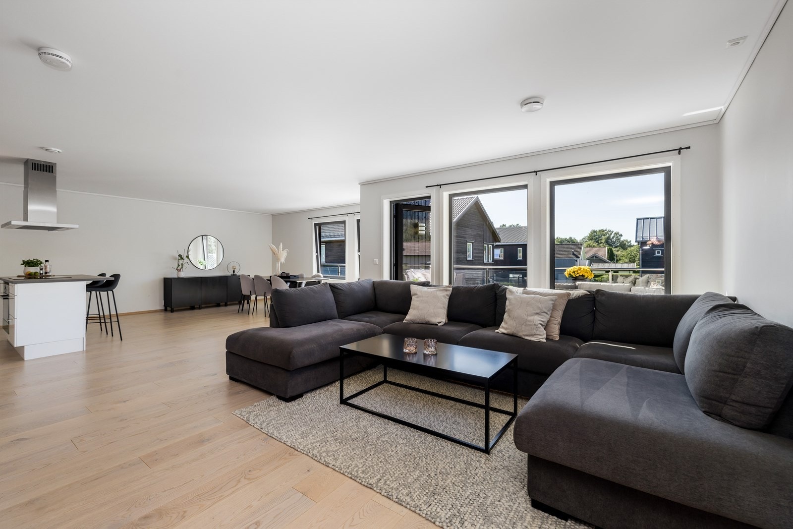 Bjerketvedt borettslag er et mindre borettslag oppført i 2020, bestående av fire enheter fordelt på to moderne, horisontaldelte tomannsboliger beliggende i landlige omgivelser på Hovenga. Galleribilde