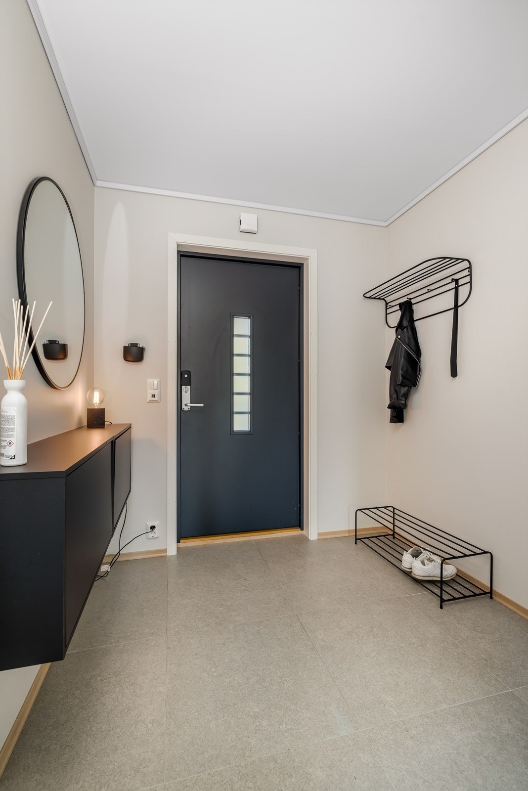 Pen entré med varmekabler og flislagt gulv. Galleribilde