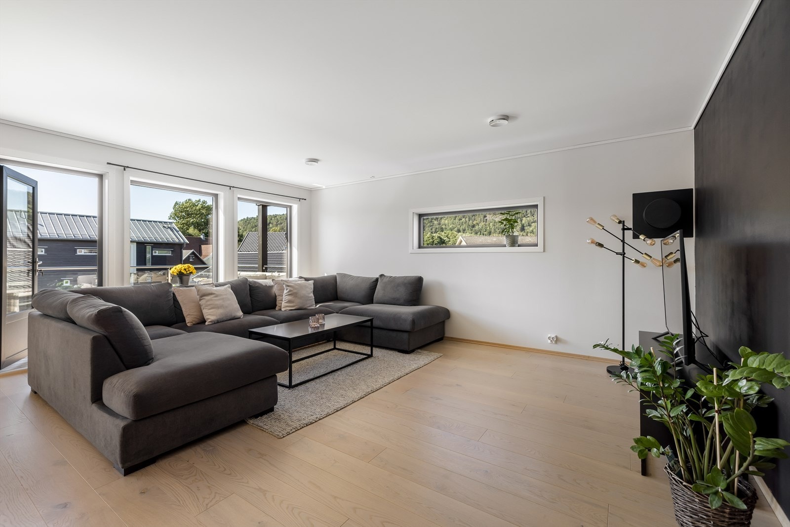 Svært innbydende stue av god størrelse, med åpen kjøkkenløsning og store, vestvendte vindusflater som sammen skaper en god og luftig romfølelse. Galleribilde