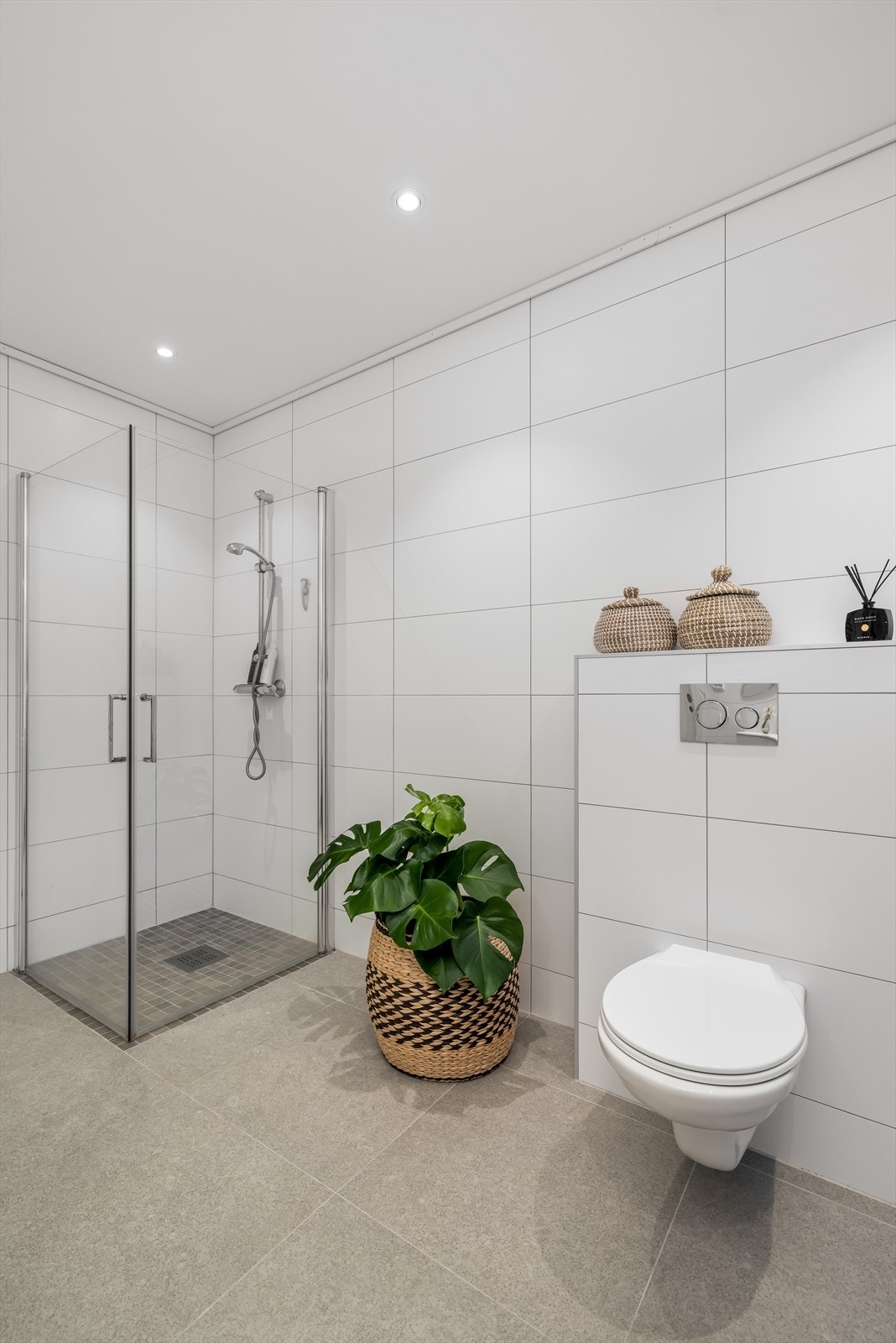 Åpen dusjløsning med dusjvegger som kan felles inn, hvilket frigjør mer plass på badet når dusjen ikke er i bruk. Galleribilde