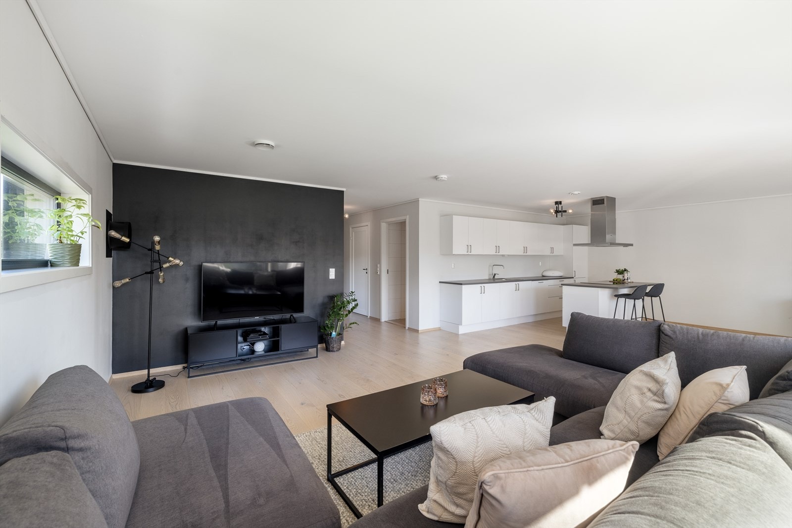 Kabel tv og internett er inkludert i felleskostnadene. Boligen har stålpipe fra byggeår, klar for montering av ildsted i stue.. Galleribilde