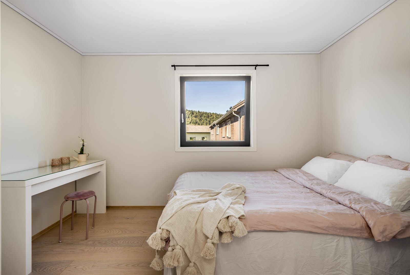 De to øvrige soverommene er begge romslige, med nordvendte vindusflater og adkomst fra boligens entré/gang. God plass til diverse soveromsmøblement. Galleribilde