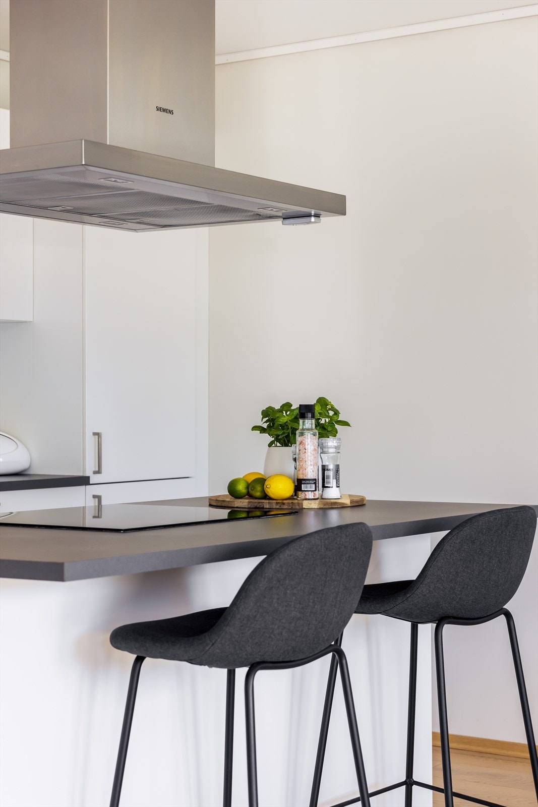 Innredningen har lyse fronter i glatt utførelse og laminat benkeplate med gode arbeidsflater. Nedfelt stålvask med liten skyllekum. Galleribilde