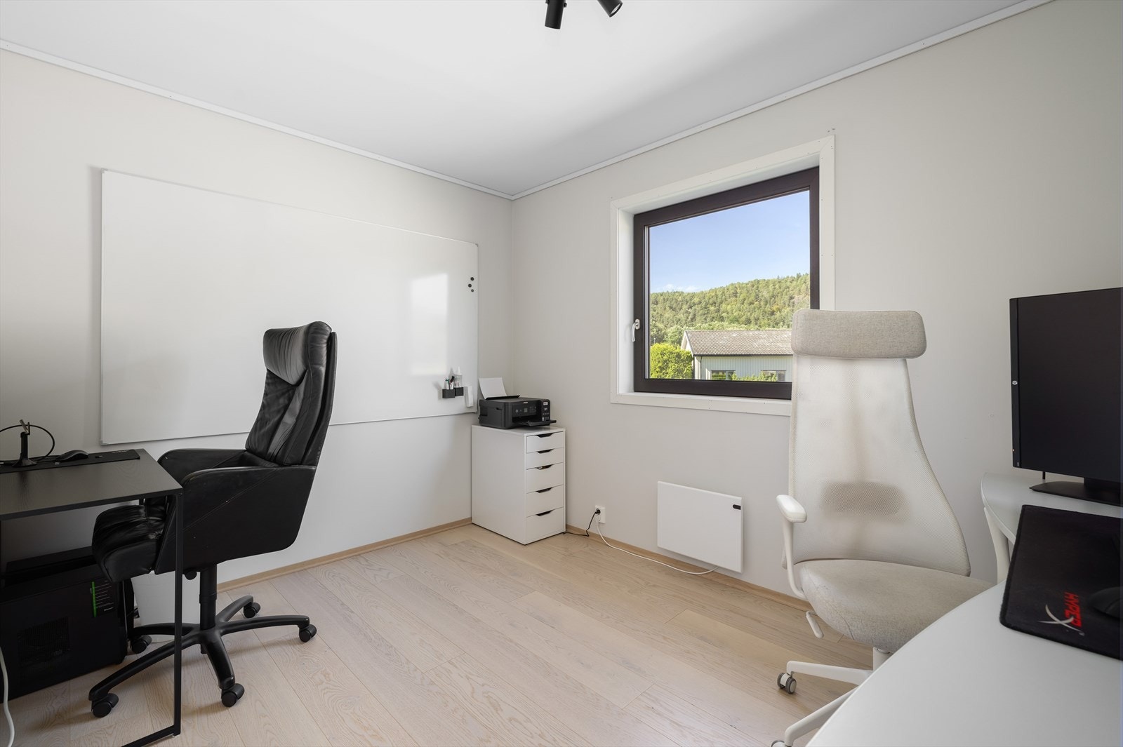 Det ene soverommet er utstyrt med praktisk garderobeskap for klesoppbevaring, mens det andre benyttes i dag som et kontor. Galleribilde