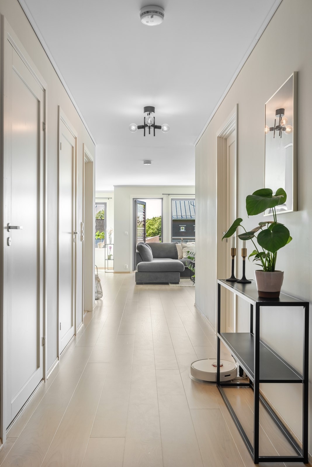 Fra gangen er det videre adkomst til stue med åpen kjøkkenløsning, bad, toalettrom og teknisk rom, samt boligens tre soverom. Galleribilde