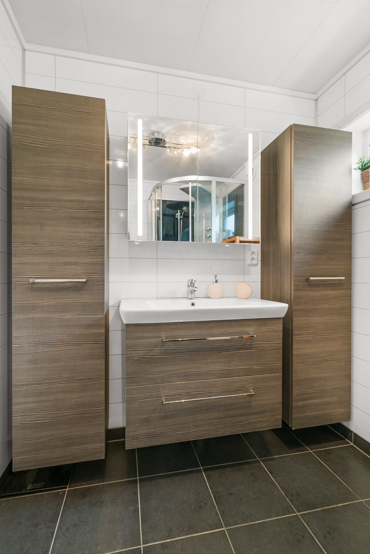 Bad i 1. etasje tekket med fliser med varmekabler fra 2018. Det finnes også bad i kjeller Galleribilde