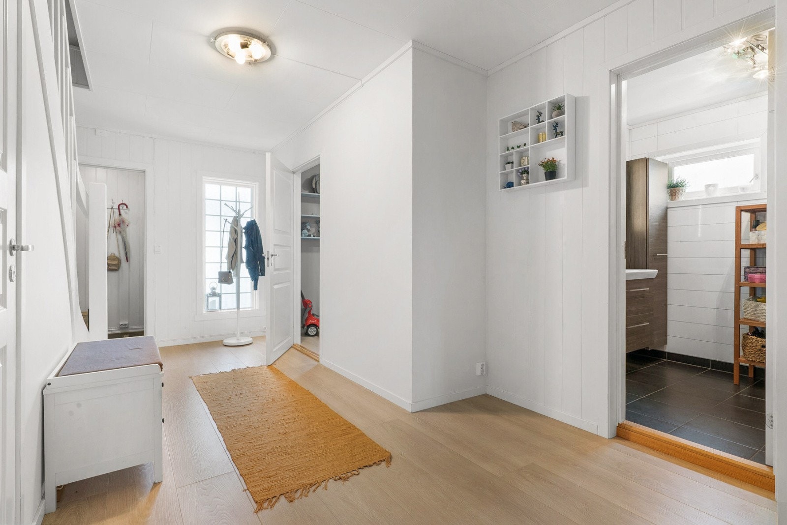 Entrè/gang. I 1. etasje har du 3 soverom og bad Galleribilde