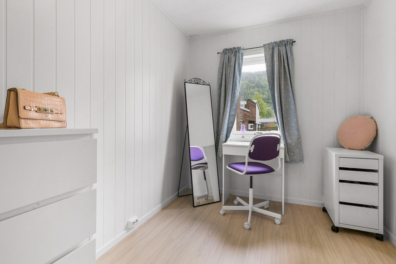 Soverom 3 er benyttet som hobbyrom. Kanskje ditt nye kontor? Galleribilde