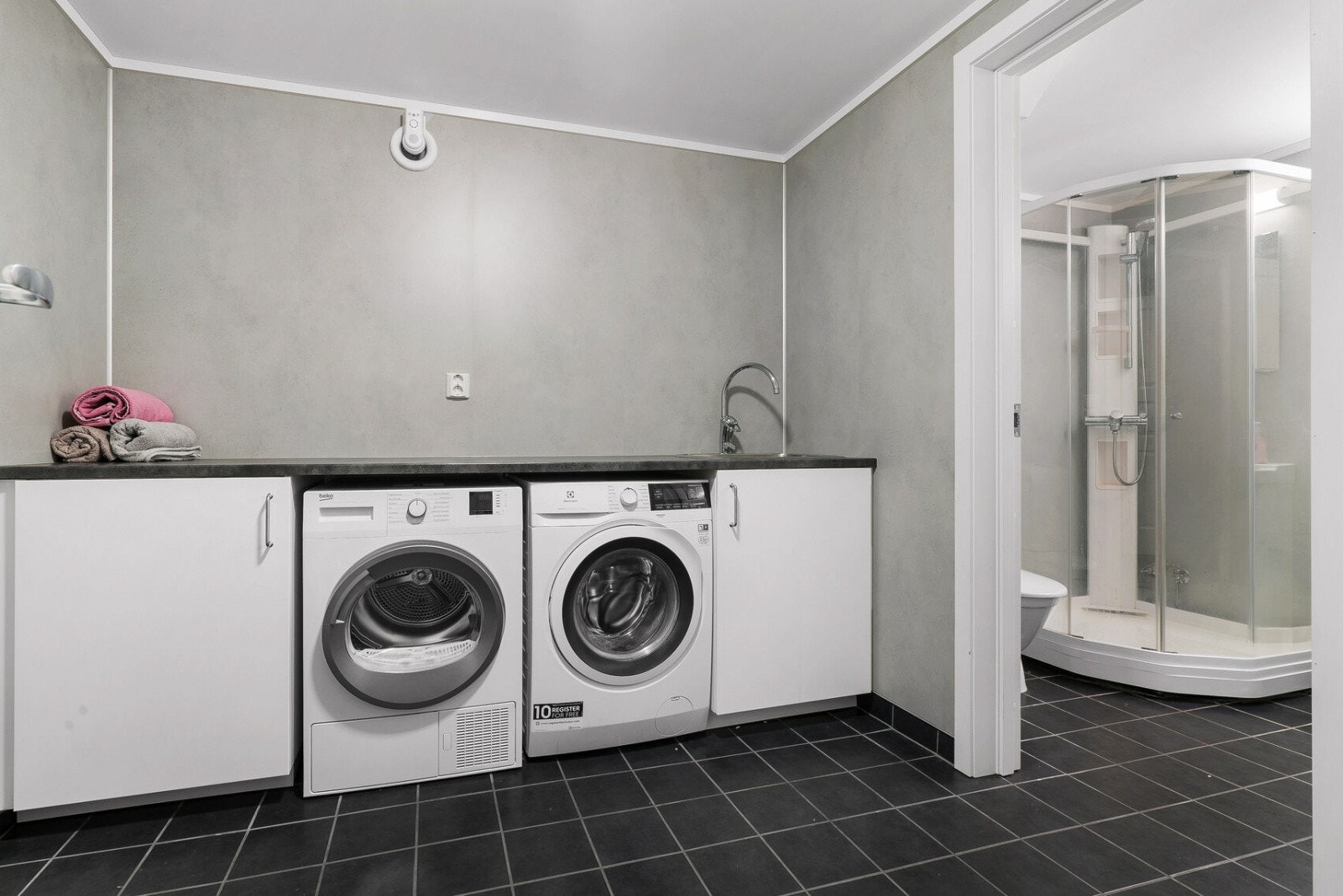 I kjelleren har du et flott vaskerom kombinert med bad Galleribilde