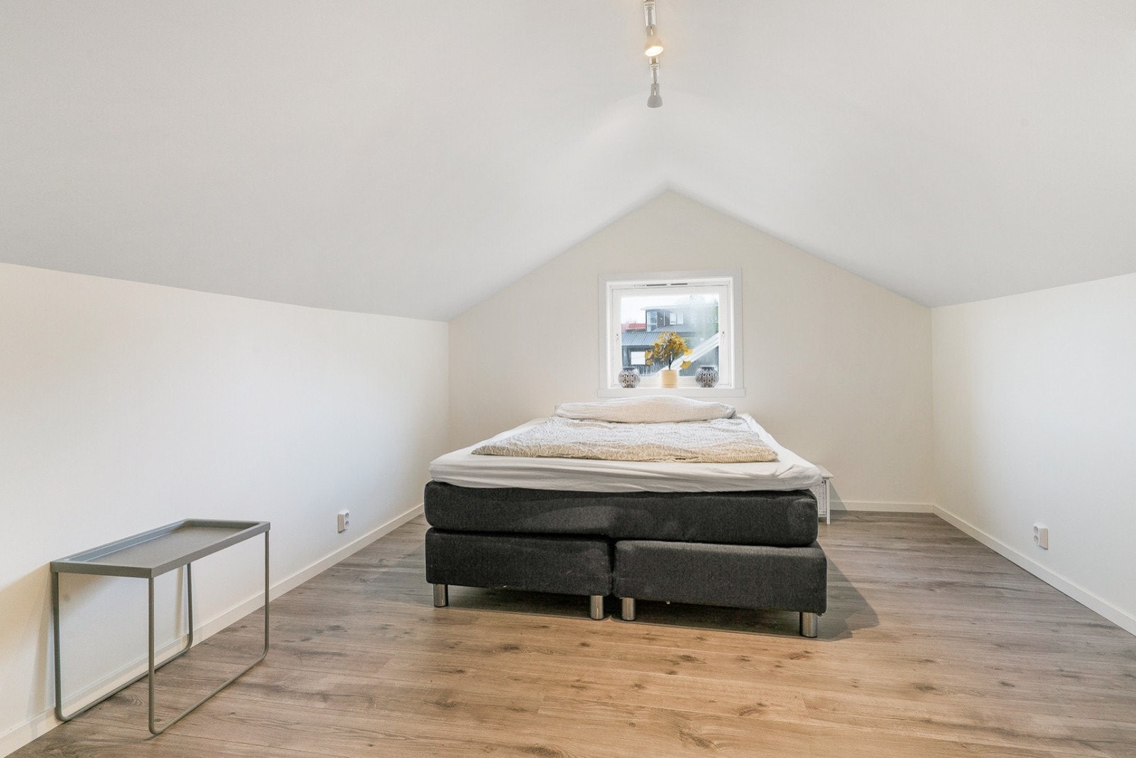 Loftstue. Det bemerkes at rommet trolig var uinnredet fra byggeår, og at rommet ikke er søkt godkjent for varig opphold Galleribilde