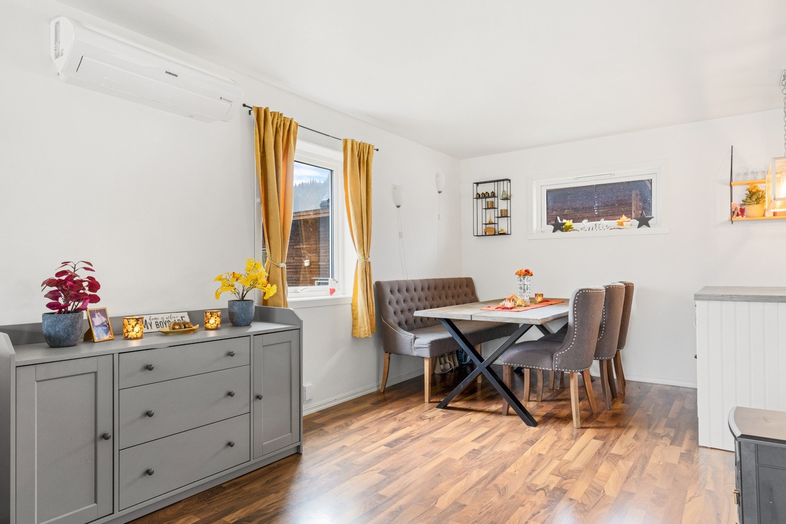 I stuen er det montert luft-til-luft varmepumpe fra 2019 Galleribilde