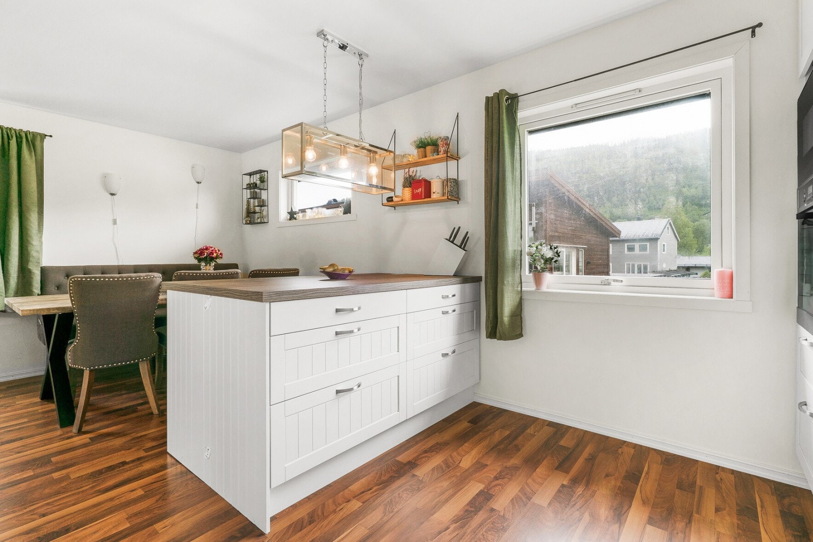 Kjøkkenhalvøy for ekstra arbeidsplass Galleribilde