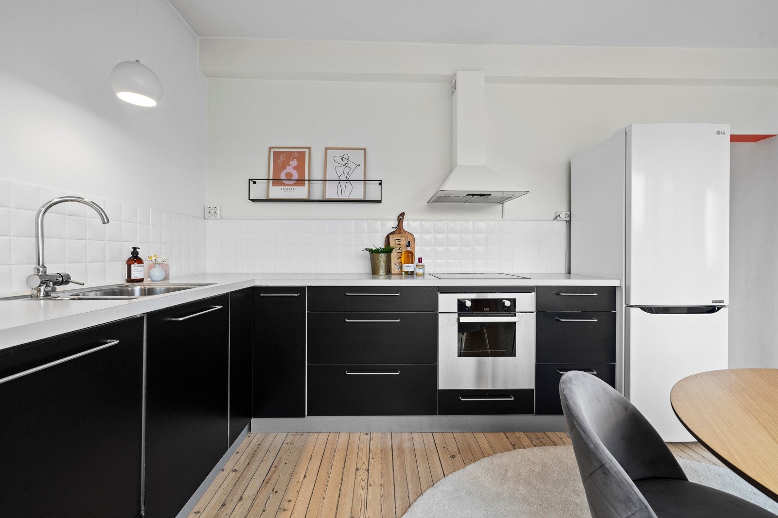 - Innfelt i innredningen er oppvaskmaskin (whirlpool fra 2020), stekeovn (zanussi), platetopp (zanussi) og løst kjøl/frys (LG fra 2018) - Galleribilde