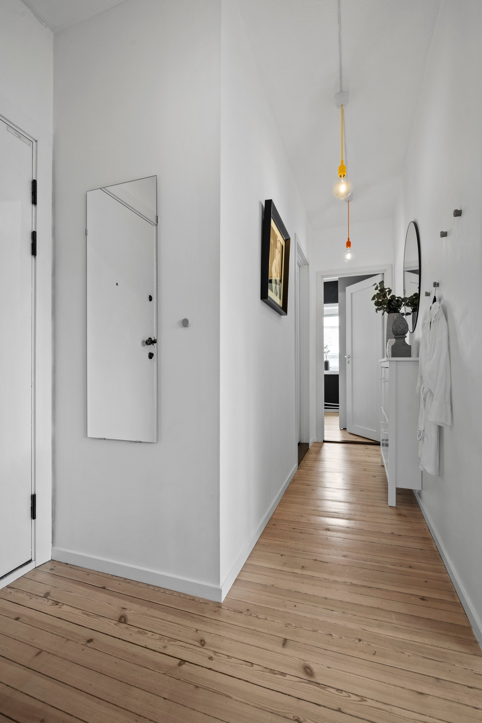 - Hyggelig entré med plass til oppbevaring av yttertøy og sko - Galleribilde