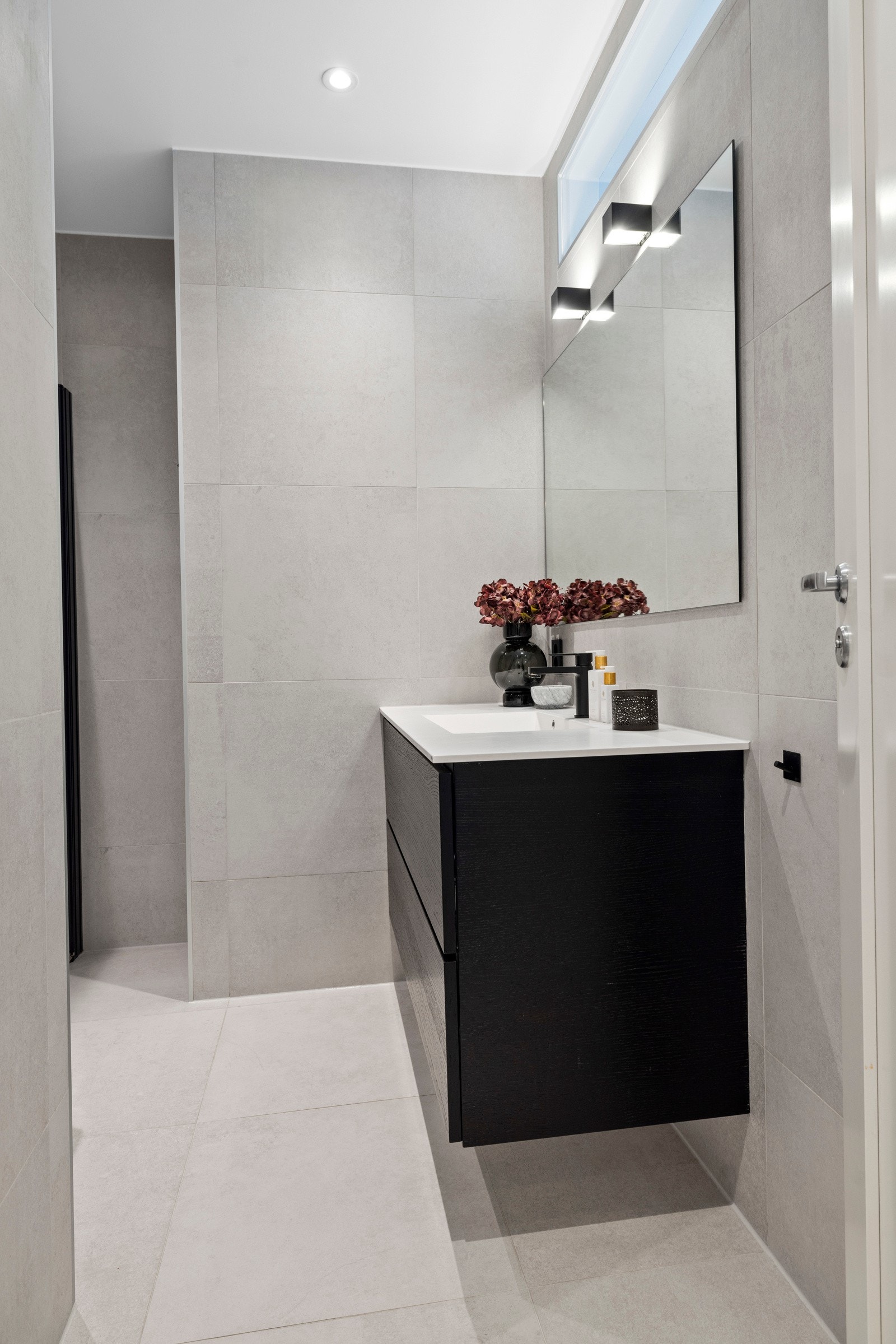 - Lekkert bad fra 2018 med elektriske varmekabler - Galleribilde